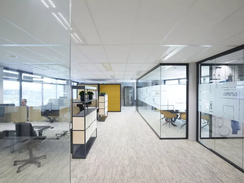 Kantoor met sensorgestuurde LED-verlichting