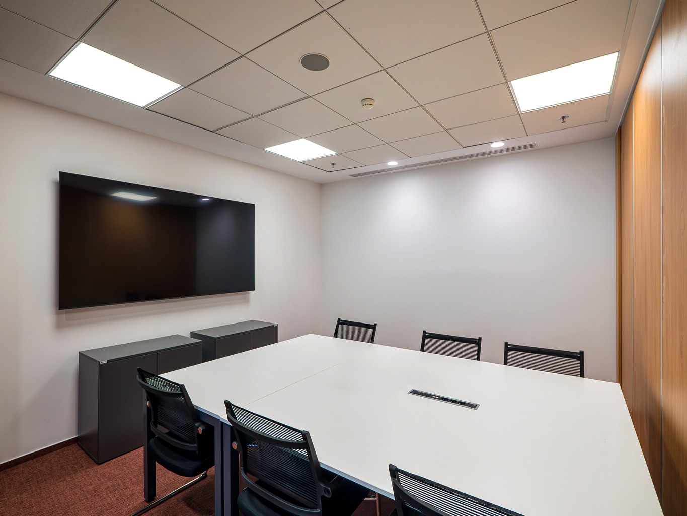 Werkplek met comfortabele UGR<19 verlichting
