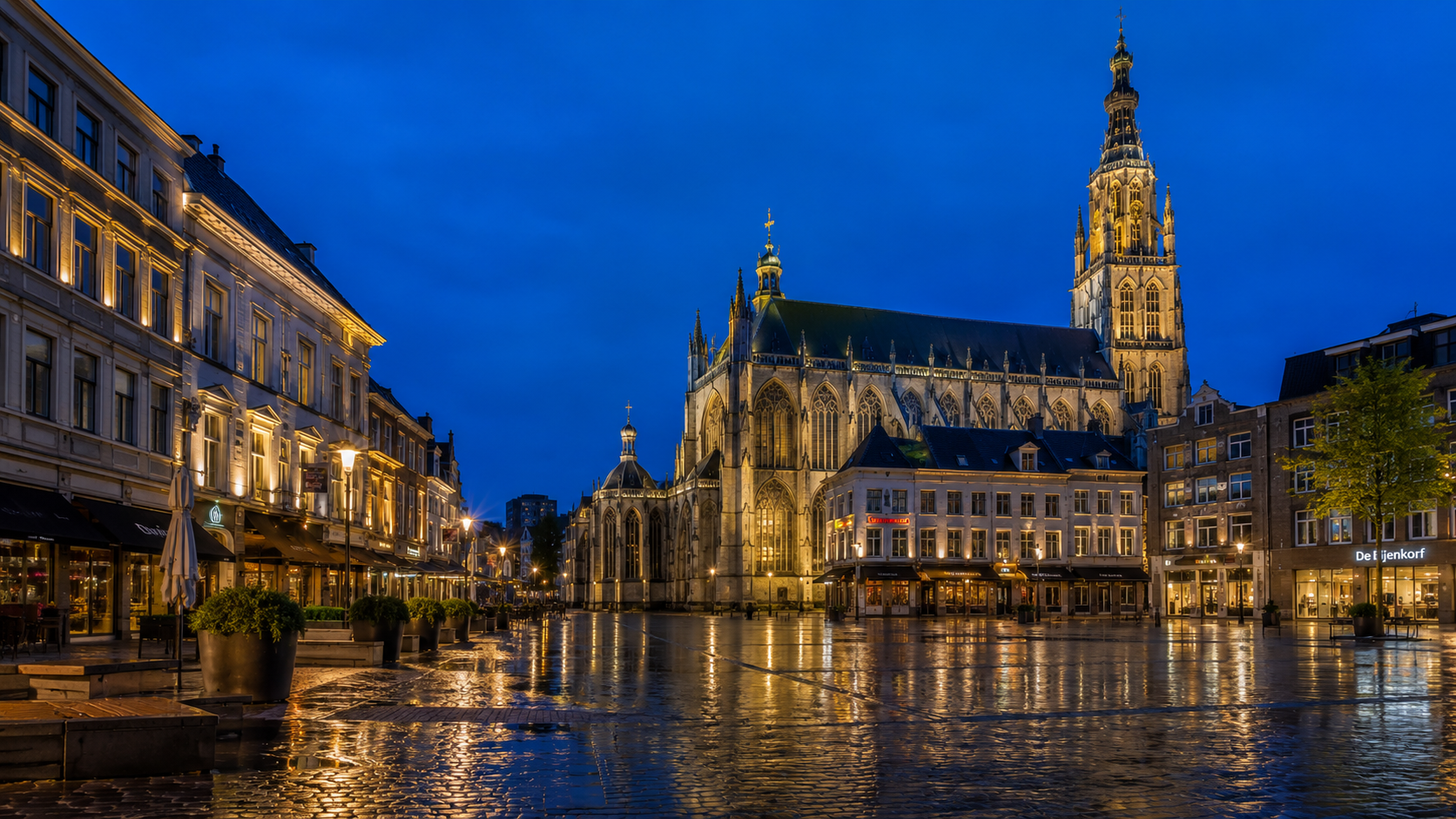 Breda Grote Markt bij avond met sfeervolle verlichting