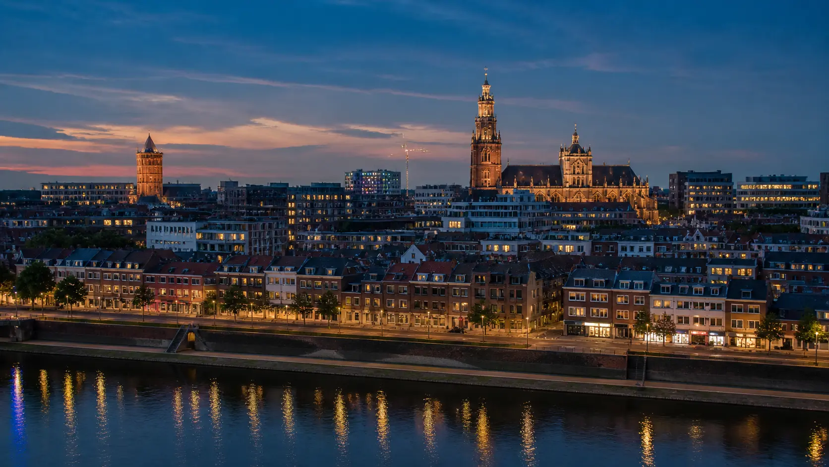 Den Bosch bij avond met sfeervolle verlichting