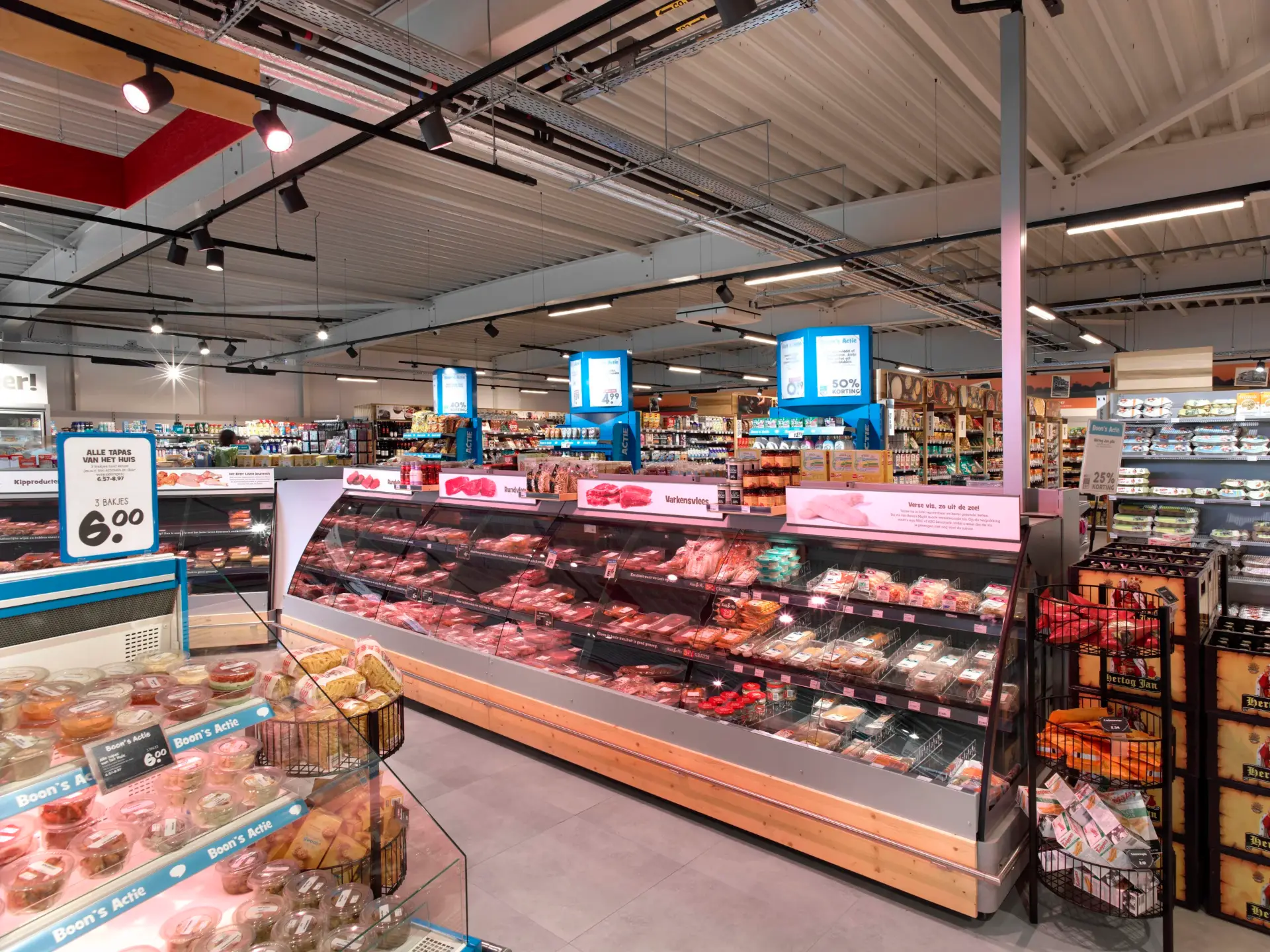 Supermarkt met LED-lichtlijnen boven de schappen